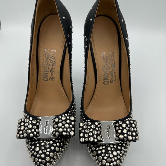Salvatore Ferragamo Shoes - Black pump